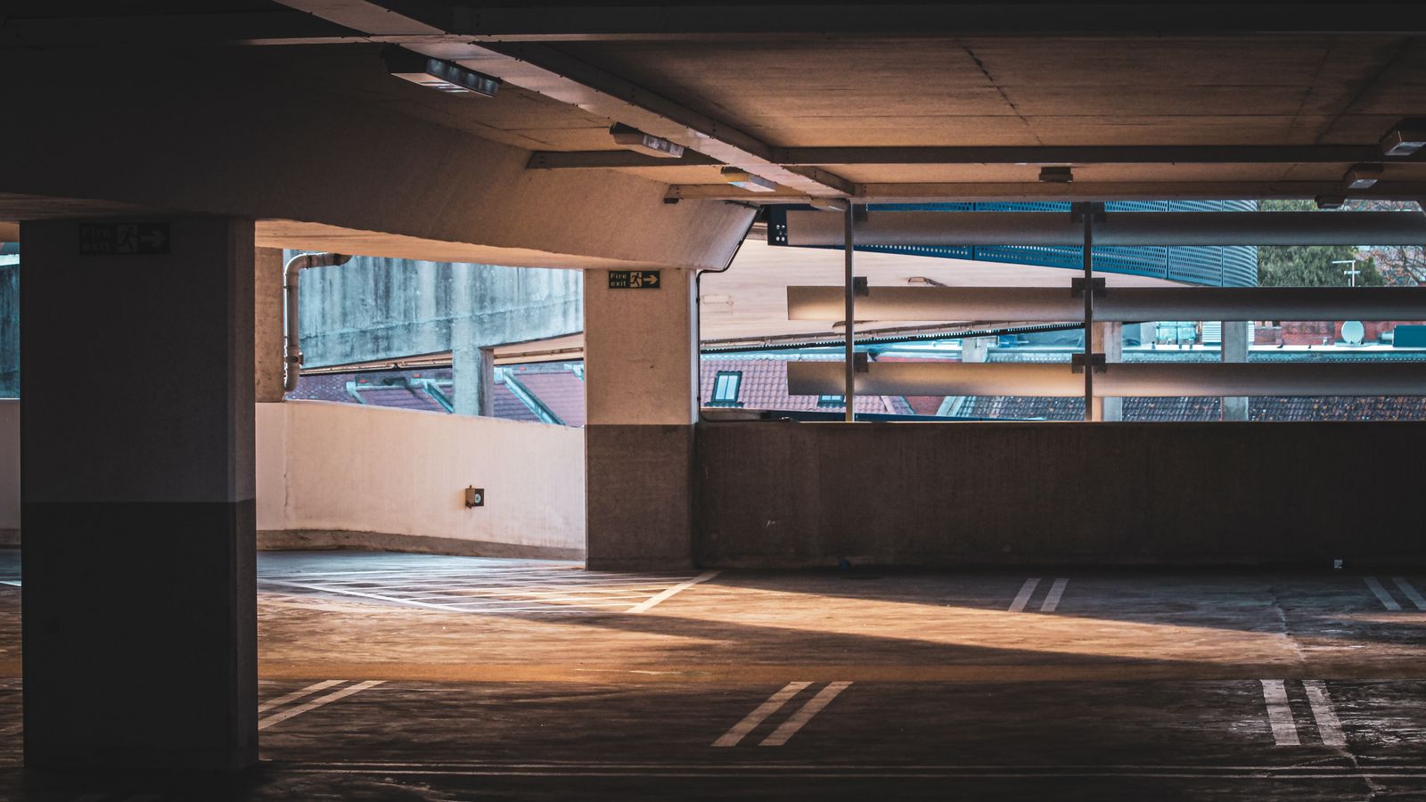Parking couvert lumineux avec plusieurs places libres dans un immeuble