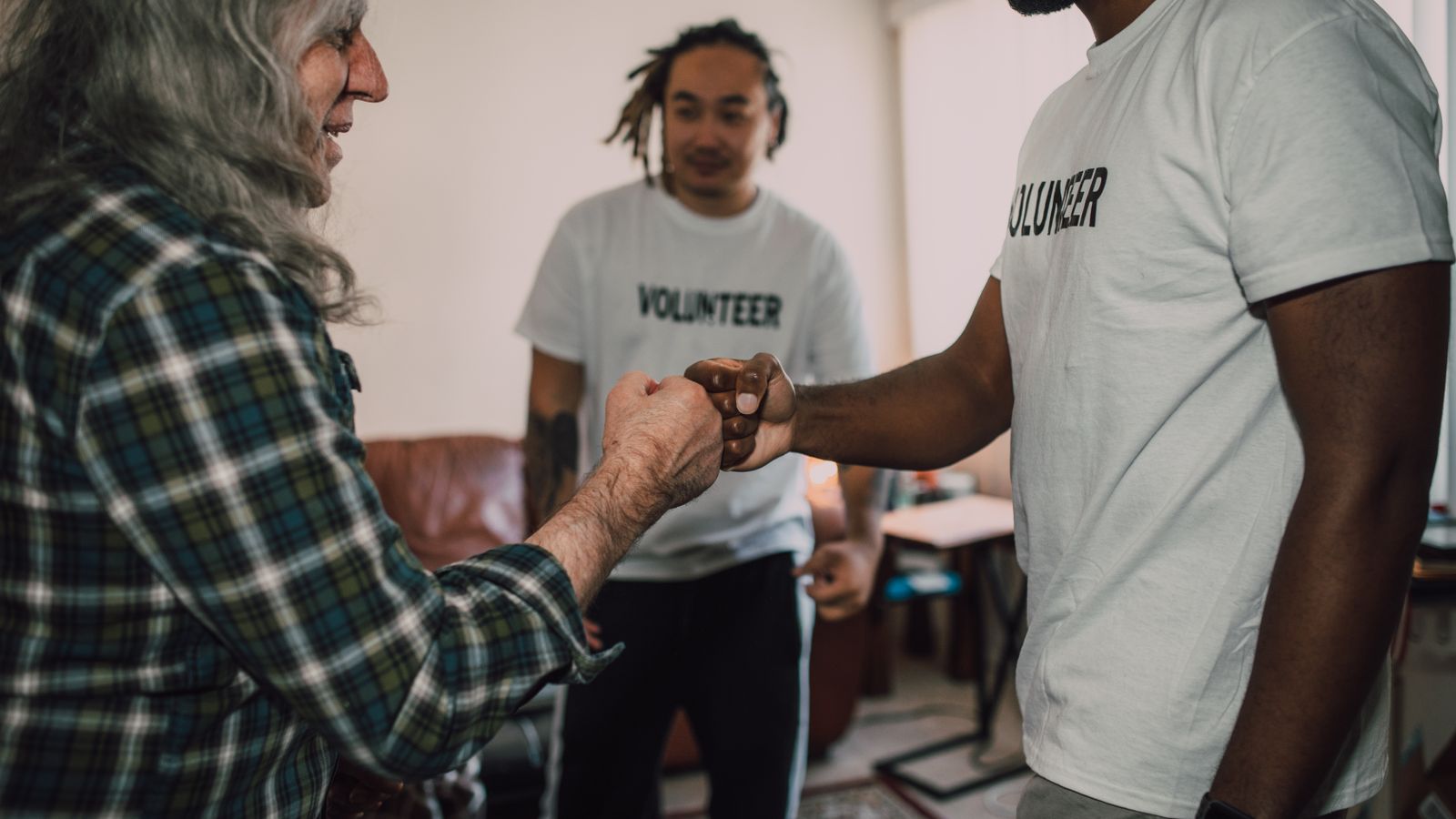 Des bénévoles échangent autour d’une mission collective dans une salle associative