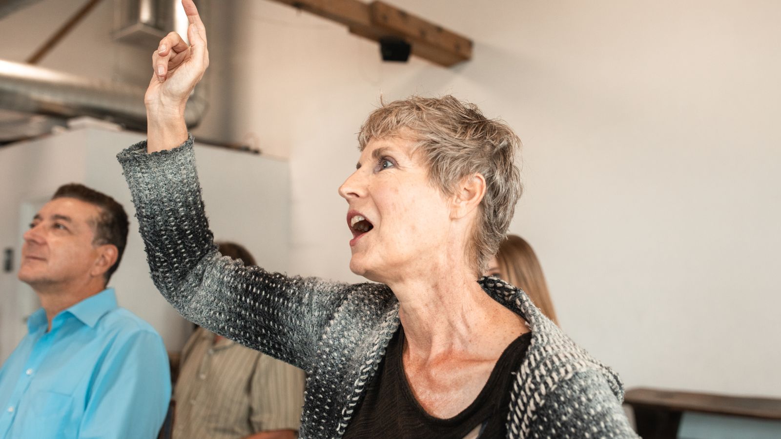 Femme attentive dans une salle de formation associative