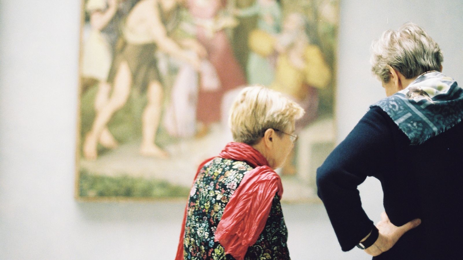 Deux femmes observent un tableau dans un musée lors d'une sortie culturelle