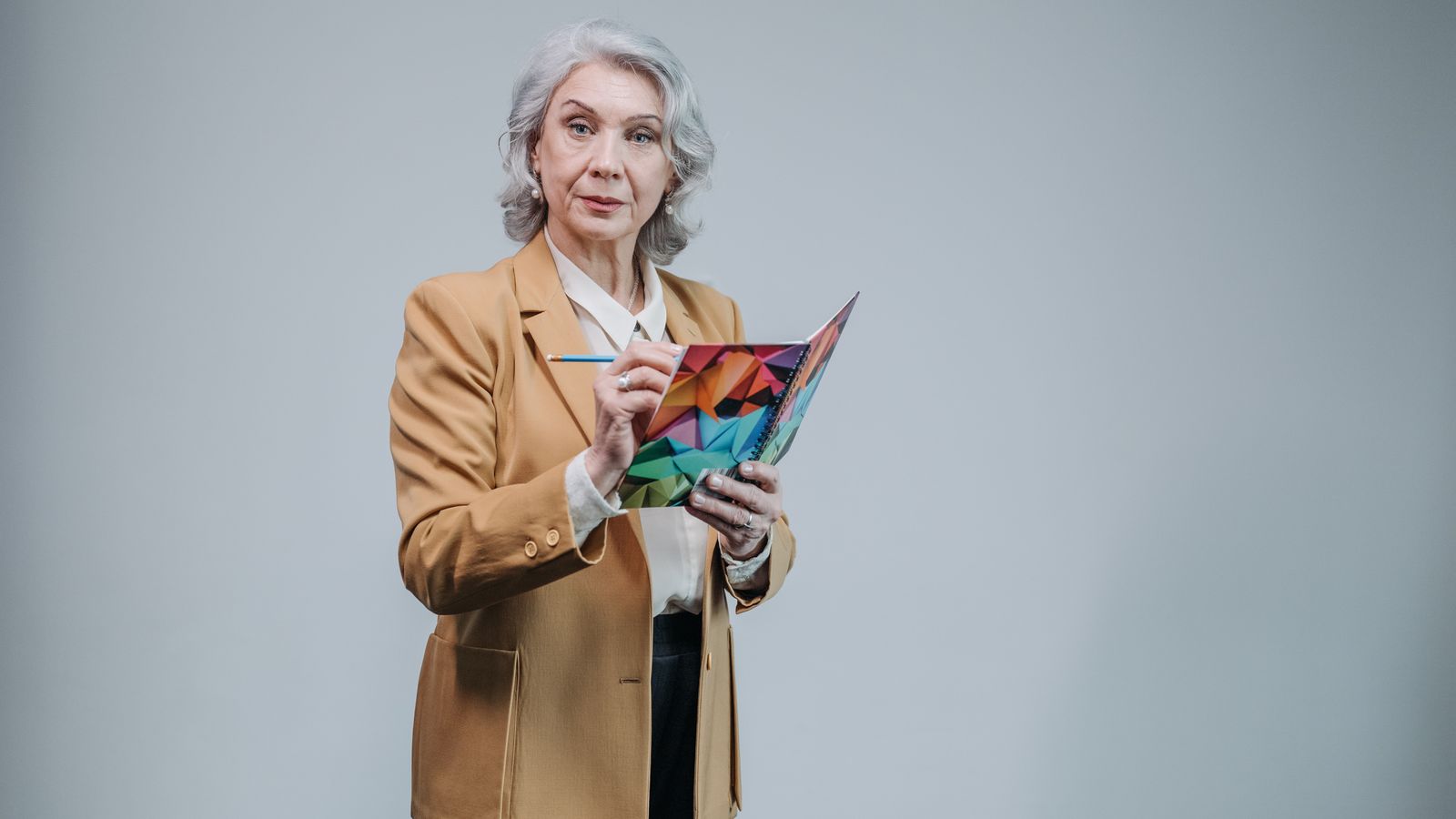 Femme tenant un carnet coloré pour préparer un rendez-vous de prévention santé