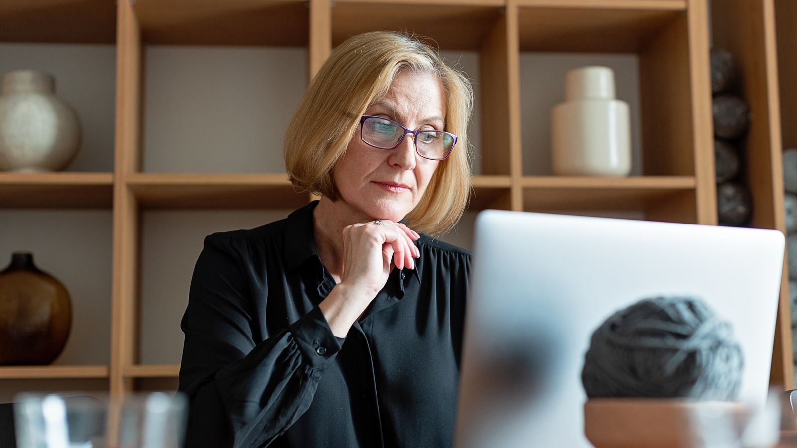 Femme mûre travaillant sur un ordinateur dans un bureau à domicile