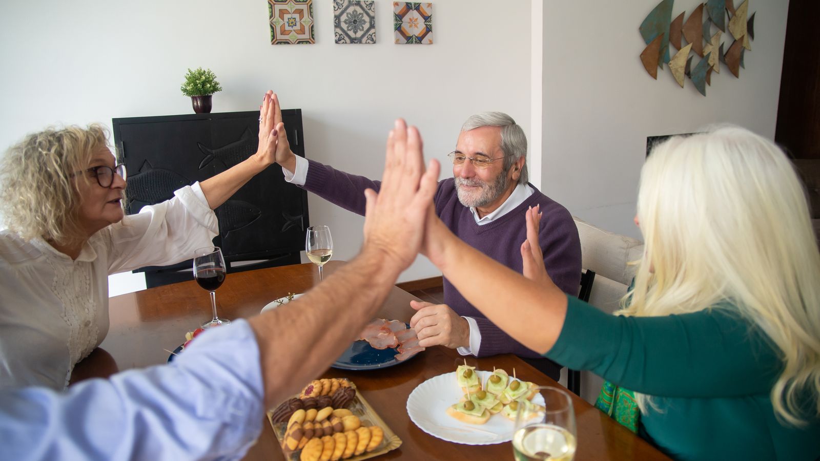 Groupe d’amis âgés autour d’une table de repas conviviale